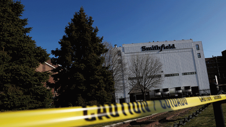 Smithfield food coronavirus outbreak: 750 workers foud covid 19 positive, factory sealed | US की एक मीट फैक्ट्री कैसे बन गई ‘कोरोना फैक्ट्री’? ये है अमेरिका में फैले महाविनाश की कहानी