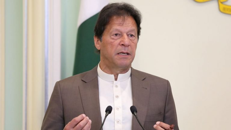 160 doctors infected with COVID-19 in Pakistan protests against Imran Khan for PPE kit shortage | पाकिस्तान में कोरोना से 160 डॉक्टर संक्रमित, PPE किट की कमी के खिलाफ विरोध जारी