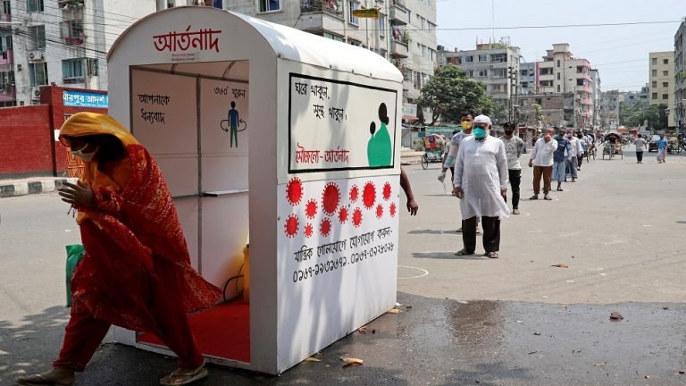 india rushed help to bangladesh to fight with coronavirus | भारत ने अब इस पड़ोसी देश को दी 1 लाख Hydroxychoroquine की गोलियां, 50,000 सर्जिकल ग्लव्स भी दिए