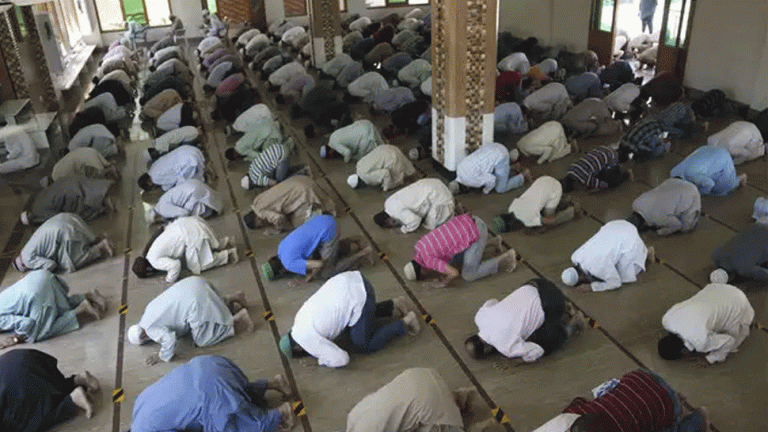 Bangladesh: Maulavi tested covid 19 positive after After offering Ramzan prayers | रमजान की नमाज कराने के बाद कोरोना से संक्रमित पाया गया मौलवी, मचा हड़कंप
