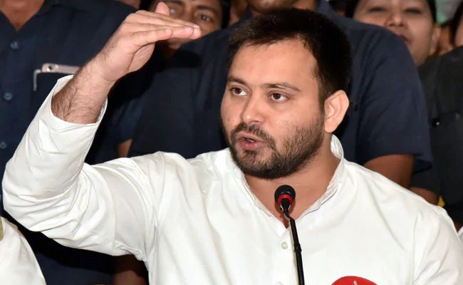 बिहार: लालू यादव को परोल पर रिहा करें, RJD ने की मांग, बेटे तेजस्वी यादव ने 'कोविड-19 खतरे' को लेकर जताई चिंता..