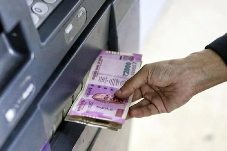 ATM में कार्ड इंसर्ट करने से पहले ही निकलने लगे पैसे, शिक्षक को मिले 10 हजार रुपये