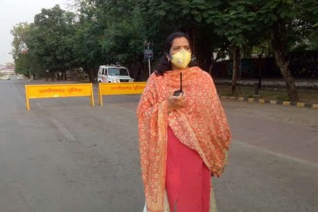 COVID-19: सड़कों पर ड्यूटी कर रहीं 7 महीने की गर्भवती पुलिस अफसर, खुद को नहीं मानतीं कोरोना वॉरियर