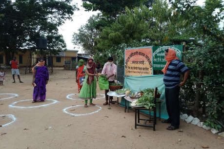 COVID-19: सोशल डिस्टेंसिंग का खास ध्यान रख रहे आदिवासी, बालोद में दिखा ये नजारा