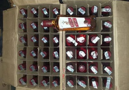 लॉकडाउन: पुलिस आरक्षकों के साथ मिलकर कांग्रेस नेता कर रहा था शराब की तस्करी, गिरफ्तार लॉकडाउन: पुलिस आरक्षकों के साथ मिलकर कांग्रेस नेता कर रहा था शराब की तस्करी, गिरफ्तार