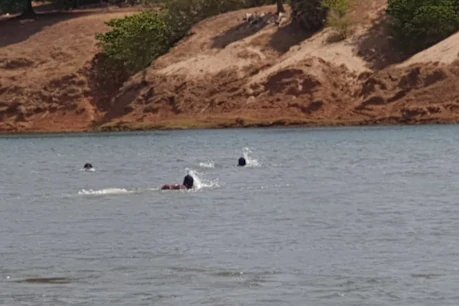 Lockdown: घर जाने 250 KM पैदल चले, रास्ता नहीं मिला तो जोखिम उठा नदी में कूद गए मजदूर