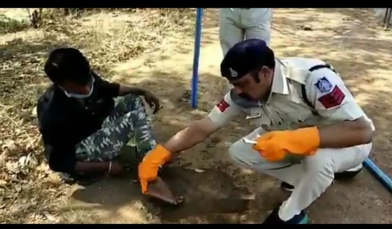 कहीं पैर के छालों में मरहम तो कहीं लाठी से पूजा