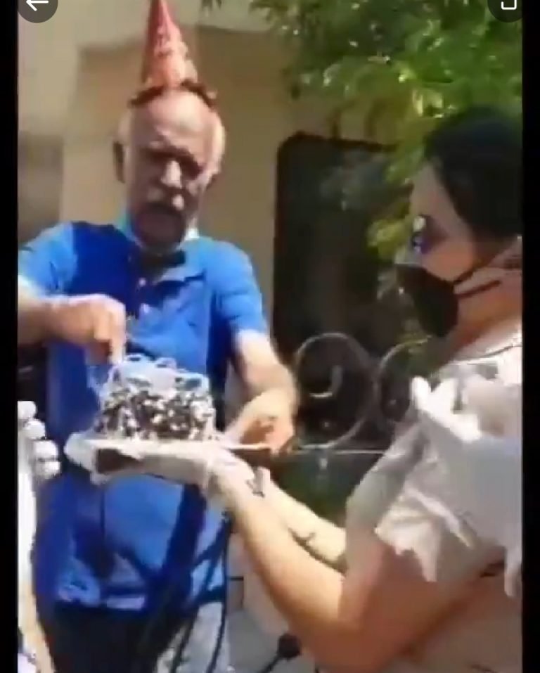 लॉकडाउन के बीच अकेले बुजुर्ग के घर केक लेकर पहुंची पुलिस