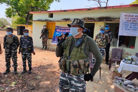 CRPF महिला कमांडो ने शुरू की कोरोना के खिलाफ जंग, ग्रामीणों ऐसे कर रही जागरूक