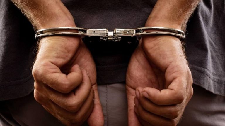 Deaths From Illicit Liquor 6 Has Been Arrested By Up Police Akhilesh Yadav Says Govt Is Involved In These Activities Tk | जहरीली शराब कांड में छह गिरफ्तार, अखिलेश ने योगी सरकार पर लगाया मिलीभगत का आरोप