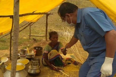 लॉकडाउन में आदिवासियों को कर रहे जागरूक, पहुंचा रहे जरूरी सामान