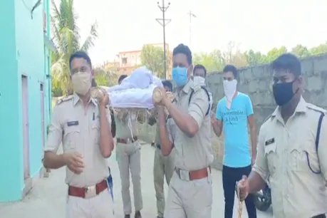 मिसाल: 'खाकी' ने दिया अर्थी को कंधा, बिहार में बैठे परिवार को ऐसे दिखाई आखिरी झलक
