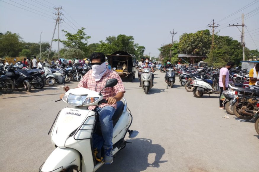 lockdown part-2 in Chhattisgarh, PM Narendra Modi, Congress, छत्तीसगढ़, सरकार, लॉकडाउन, रायपुर में उड़ी धज्जियां, भीड़, पुलिस, Police