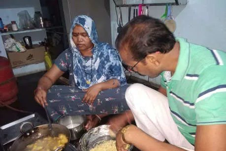 Lockdown में इस विधायक ने तले पकौड़े, बच्चे के साथ खेला कैरम, फोटो वायरल!