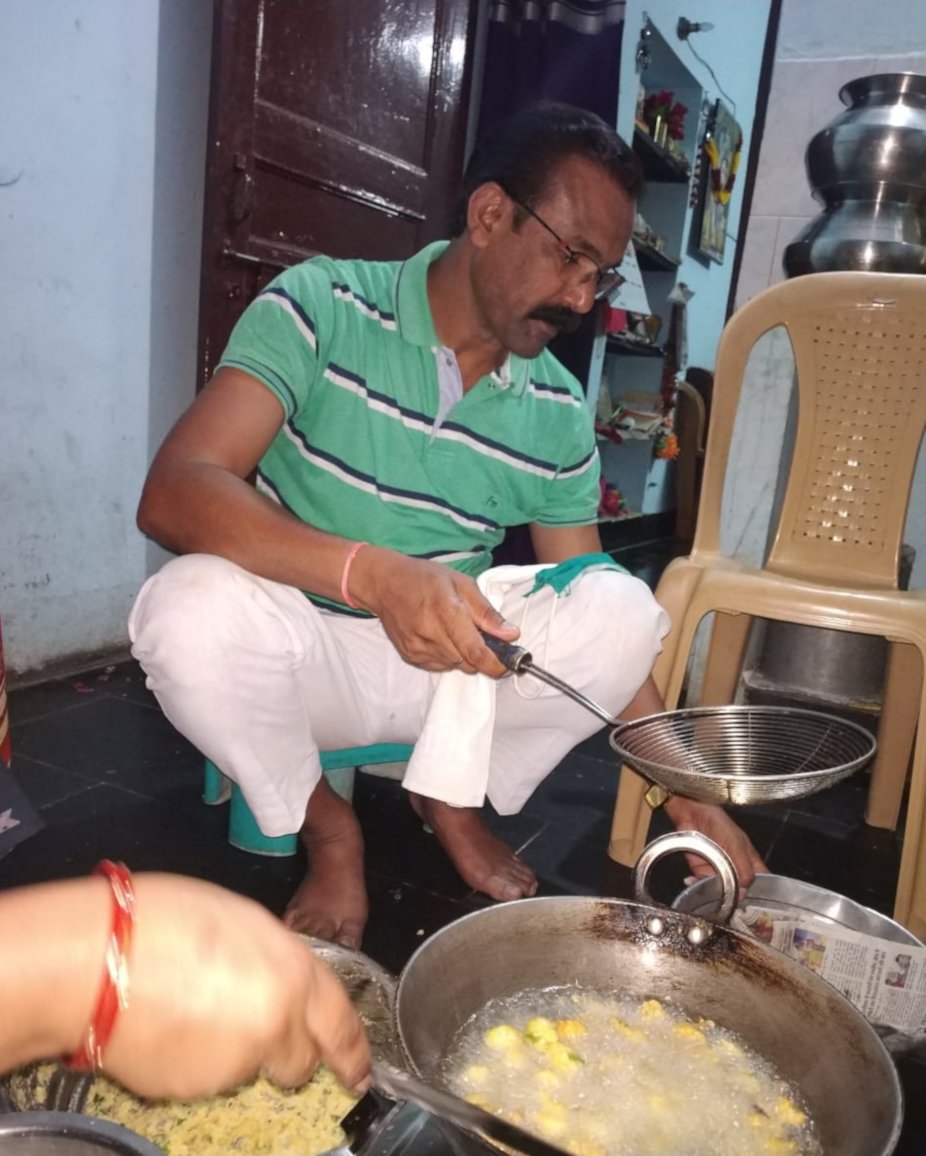 chhattisgarh news, cg news, balod news, viral photo, balod mla vial photo, mla cooking at home in lockdown, mla making pakoda at hoem in lockdown, corona latest news. covid 19 latest news, छत्तीसगढ़ न्यूज, बालोद न्यूज, कोरोना न्यूज, कोविड 19 लेटेस्ट अपडेट, बालदो विधायक वायरल फोटो, बालोद विधायक कुंवर सिंह निशाद ने बनाया पकौड़े, विधायक वायरल फोटो, कोरोना न्यूज