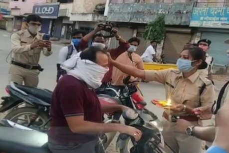 COVID-19: सामने आया बिलासपुर पुलिस का 'अलग' चेहरा, नए अंदाज में कर रहे जागरूक COVID-19: सामने आया बिलासपुर पुलिस का 'अलग' चेहरा, नए अंदाज में कर रहे जागरूक