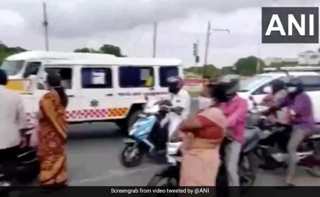 Coronavirus: Ambulance Stopped For Tamil Nadu CMs Convoy? Chennai police gives this answer – COVID-19 Pandemic: तमिलनाडु में क्‍या मुख्‍यमंत्री के काफिले के लिए रोकी गई थी एंबुलेंस? पुलिस ने दिया यह जवाब..