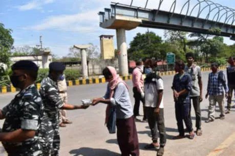 रायपुर के स्लम कॉलोनियों में पहुंची CRPF, लोगों को बांटा राशन