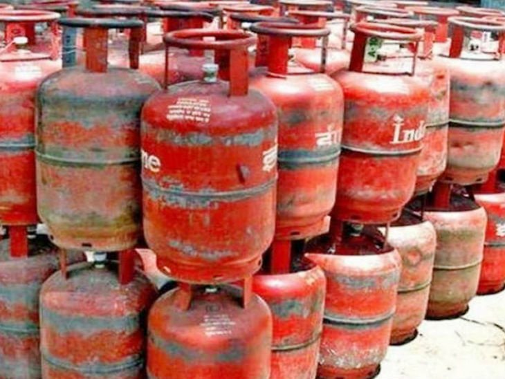 Raipur News In Hindi : Three cylinders will be given free to poor families for 3 months | गरीब परिवारों को 3 महीने तक मुफ्त में दिए जाएगें तीन सिलेंडर