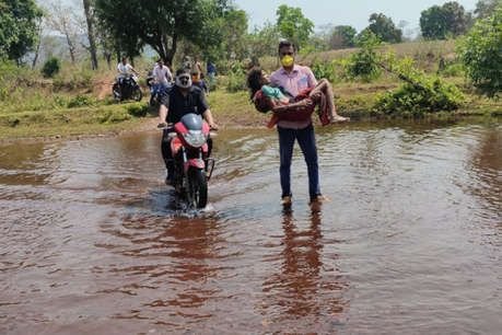 जंगल में तड़प रही थी महिला, गाड़ी ले जाने का रास्ता नहीं था तो गोद में उठाकर पहुंचाया अस्पताल जंगल में तड़प रही थी महिला, गाड़ी ले जाने का रास्ता नहीं था तो गोद में उठाकर पहुंचाया अस्पताल