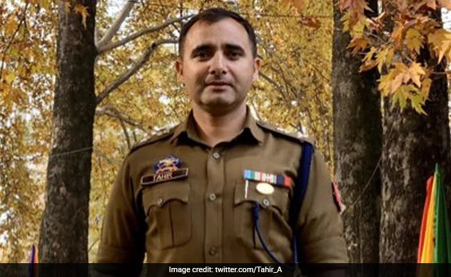 जम्मू-कश्मीर के पुलिस अधिकारी को याद दिलाया गया नरेंद्र मोदी के खिलाफ उन्हीं का लिखा पुराना ट्वीट..