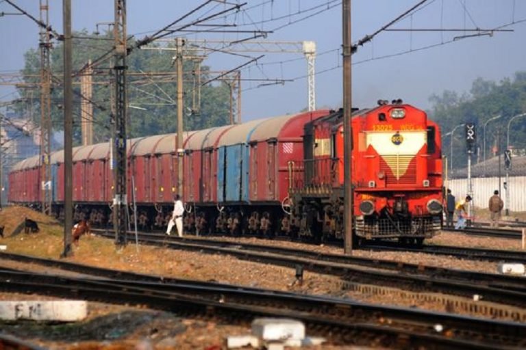 कोविड-19: रेलवे ने शुरू की स्पेशल मालगाड़ियां, सब्जी, फल, चिकेन और अंडे की हो रही सप्लाई Covid-19: Railways started supply of special goods trains, vegetables, fruits, chicken and eggs | raipur – News in Hindi