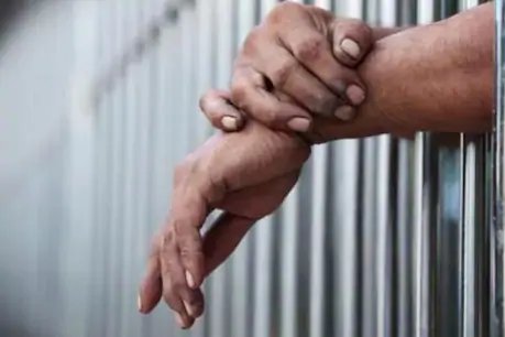COVID-19: जगदलपुर में क्वारंटाइन सेंटर से भागे 2 संदिग्ध, पुलिस ने पकड़कर भेजा जेल COVID-19: जगदलपुर में क्वारंटाइन सेंटर से भागे 2 संदिग्ध, पुलिस ने पकड़कर भेजा जेल