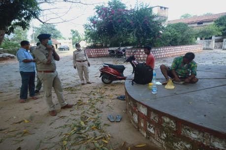 Lockdown: रांची से पैदल जशपुर पहुंचे 9 मजदूर, SDOP ने खाना खिलाकर क्वारेंटाइन सेंटर भेजा Lockdown: रांची से पैदल जशपुर पहुंचे 9 मजदूर, SDOP ने खाना खिलाकर क्वारेंटाइन सेंटर भेजा
