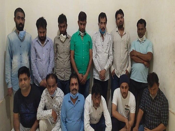 इन आरोपियों के पास से पुलिस को 11 लाख रुपए मिले।
