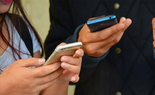कोरोना से जंग : केंद्र सरकार के कर्मचारियों के लिए आरोग्य सेतु ऐप अनिवार्य, घर से निकलने से पहले चेक करनी होगी अपनी स्थिति