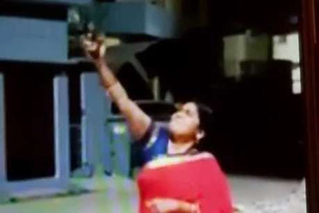 बलरामपुर: कोरोनावायरस को भगाने के लिए बीजेपी महिला जिलाध्यक्ष ने की हवाई फायरिंग, VIDEO वायरल