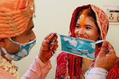 मंगलसूत्र से जरूरी मास्क: Twitter पर छाई मैरिज कपल की ये खूबसूरत तस्वीर, विधानसभा अध्यक्ष ने भी सराहा