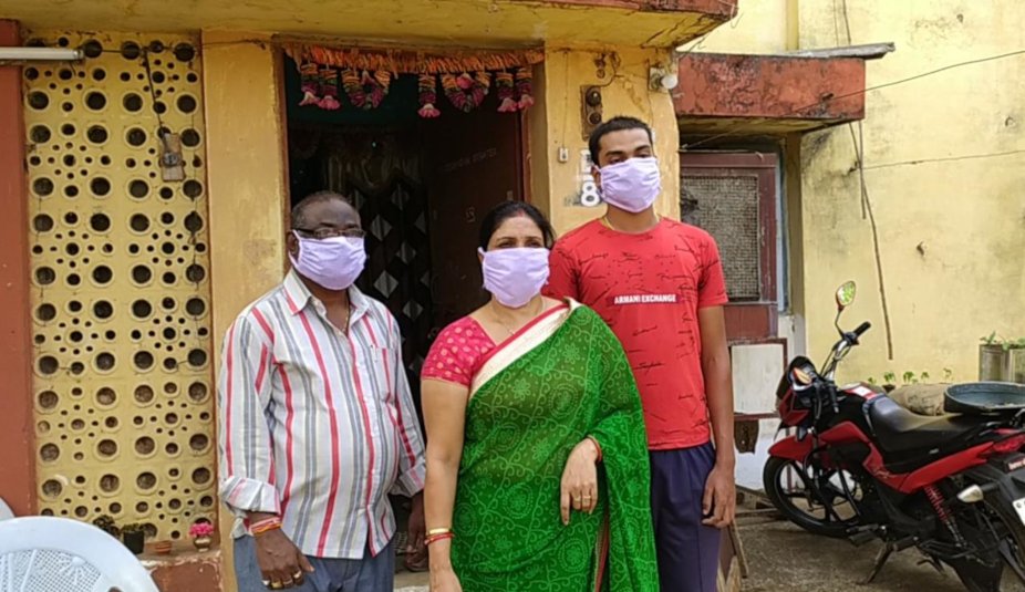 chhattisgarh news, cg news, mahasamund news, family of mahasamund preparing mask at home, free mask supply, corona virus , corona virus update, covid 19 latest update, छत्तीसगढ़ न्यूज, महासमुंद न्यूज, महासमुंद का ये परिवार बना रहा मास्क, मास्क की फ्री सप्लाई, कोरोना अपडेट, कोविड 19 लेटेस्ट अपडेट