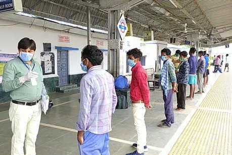 लॉकडाउन में परेशान हो रहे मजदूर पैदल ही रवाना हो रहे अपने घर, महासमुंद में 230 को रोका लॉकडाउन में परेशान हो रहे मजदूर पैदल ही रवाना हो रहे अपने घर, महासमुंद में 230 को रोका