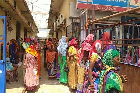 बैंक के सामने उमड़ी भीड़, ऐसे हो रहा है महासमुंद में सोशल डिस्टेंसिंग का पालन बैंक के सामने उमड़ी भीड़, ऐसे हो रहा है महासमुंद में सोशल डिस्टेंसिंग का पालन