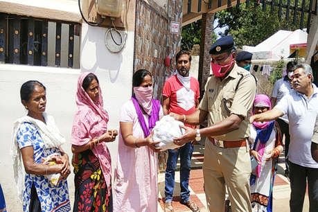 Lockdown: महासमुंद पुलिस ने 100 से ज्यादा परिवारों को बांटा राशन, SP ने की ये अपील