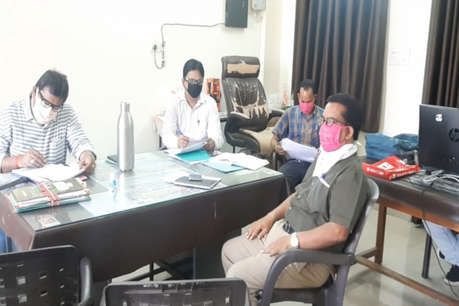 मुंगेली: लॉकडाउन बढ़ने से मजदूर परेशान, वीडियो कॉल कर अधिकारी दे रहे समझाइश