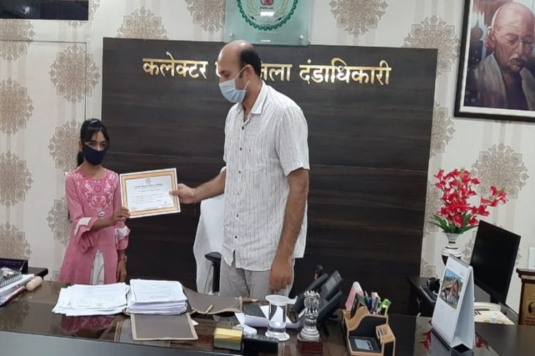 मदद की जिद्द, जब गुल्लक लेकर मुंगेली कलेक्टर के पास पहुंची एक 9 साल की बच्ची…., 9 year baby girl of mungeli set an example by givinh all money in her piggy bank in cm relief fund | mungeli – News in Hindi