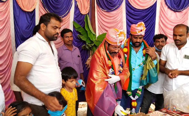 कर्नाटक में बीजेपी विधायक ने लॉकडाउन की उड़ाईं धज्जियां, समर्थकों के साथ मनाया जन्मदिन