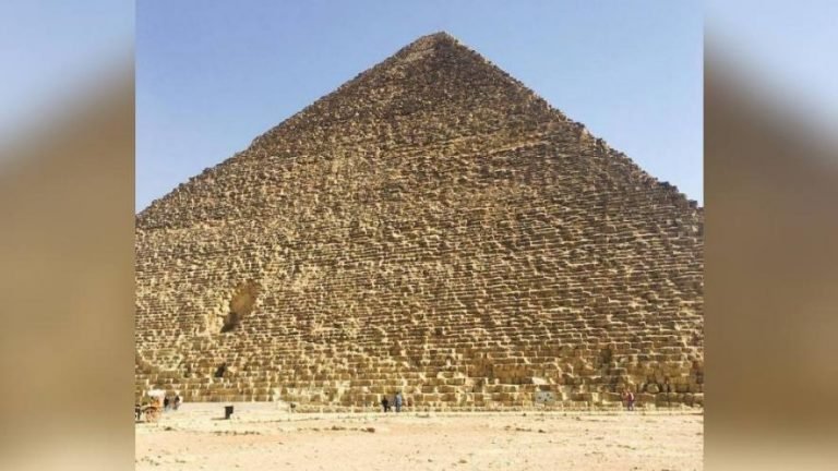 Photographer Sexual Photo Shoot At Great Pyramid Video Viral Rt | मिस्र: पिरामिड पर चढ़कर इस फोटोग्राफर ने किया सेक्सुअल फोटो शूट, वीडियो से मचा हंगामा