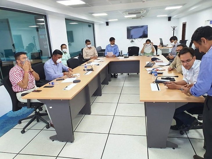 Raipur News In Hindi : Raipur Coronavirus Latest Updates; Nagar Nigam Health Worker Beaten, Corona COVID-19 Positive’s Father Donates Rs 5 lakhs | अब रायपुर में सैनिटाइजेशन के काम में लगे स्वास्थ्यकर्मी को पीटा ; पहली कोरोना पॉजिटिव के पिता ने 5 लाख रु. दान किए