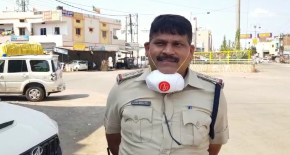 chhattisgarh news, cg news, rajnandgaon news, police singh song, rajnandgaon ti sing song for corona, police sing song to spread awareness for corona virus, rajnandgaon police sing song video viral, police viral video, छत्तीसगढ़ न्यूज, रायपुर न्यूज, कोरोना वायरस, पुलिस ने गाया गाना, कोरोना से बचाव के लिए पुलिस ने गाया गाना, राजनांदगांव टीआई का कोरोना गाना, राजनांदगांव पुलिस ने गाया गाना, कोरोना वायरस, कोरोना वायरस लेटेस्ट न्यूज, कोविड 19 लेटेस्ट न्यूज, राजनांदगांव पुलिस वायरल वीडियो