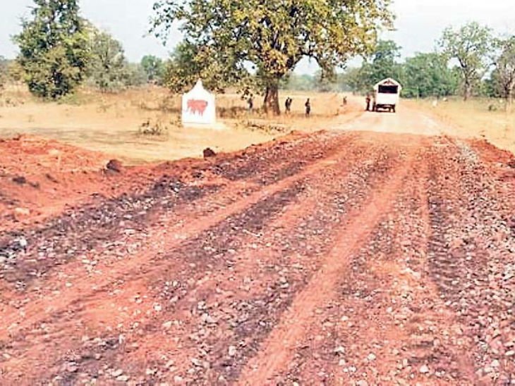 Raipur News In Hindi : Naxalite challenge could not stop the work of these 3 roads, but now due to corona brake | नक्सली चुनौती नहीं रोक पाई इन 3 सड़कों का काम लेकिन अब कोरोना के कारण लगा ब्रेक