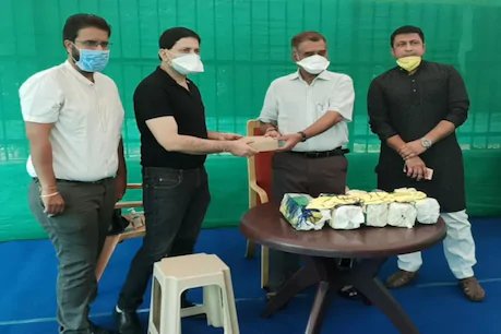 एक कोरोना योद्धा ने की दूसरे की मदद, डॉक्टरों ने DGP को सौंपे 500 N95 मास्क
