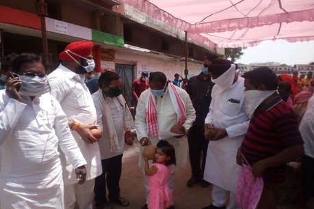 Corona Warrior: जब 3 साल की बच्ची तोतली आवाज में मंत्री से बोली 'मेला गुल्लक ले लो.....'