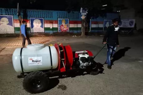 मशीन से सैनिटाइज हो रही रायपुर की सड़कें, एक बार में 240 लीटर दवा का छिड़काव