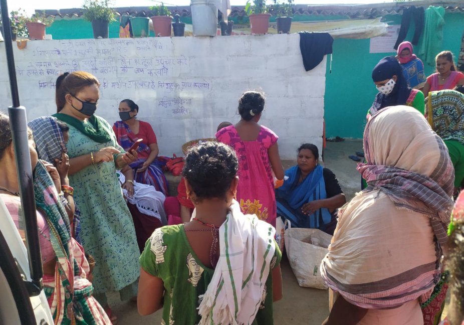 chhattisgarh news, cg news, raipur news, corona virus latest update, covid 19 latest news, kinnar helped people in raipur, corona cases in chhattisgarh, छत्तीसगढ़ न्यूज, रायपुर न्यूज, कोरोना वायरस, कोरोना वायरस मरीज, छत्तीसगढ़ में कोरोना वायरस के नए मरीज, रायपुर में किन्नरों ने की लोगों की मदद