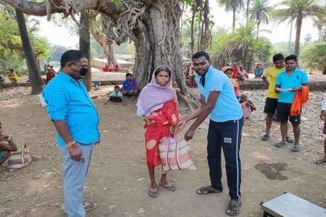 COVID-19: सुकमा में गरीब परिवारों को बांटा गया राशन, सावधानी बरतने की अपील