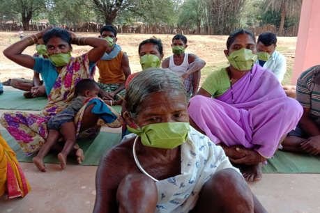 पत्तों का मास्क पहनने की खबर कवर करने वाले पत्रकार और जरूरतमंदों को राशन देने वाले MLA के खिलाफ FIR दर्ज