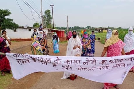 COVID-19:  लॉकडाउन में मर्दों के बाहर जाने से तंग महिलाओं ने गांव में कर दी नाकाबंदी, शिफ्ट में ​कर रहीं ड्यूटी